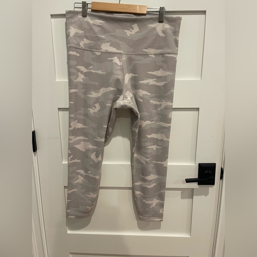 Athleta Camo 7/8 leggings in Gray and Cream
